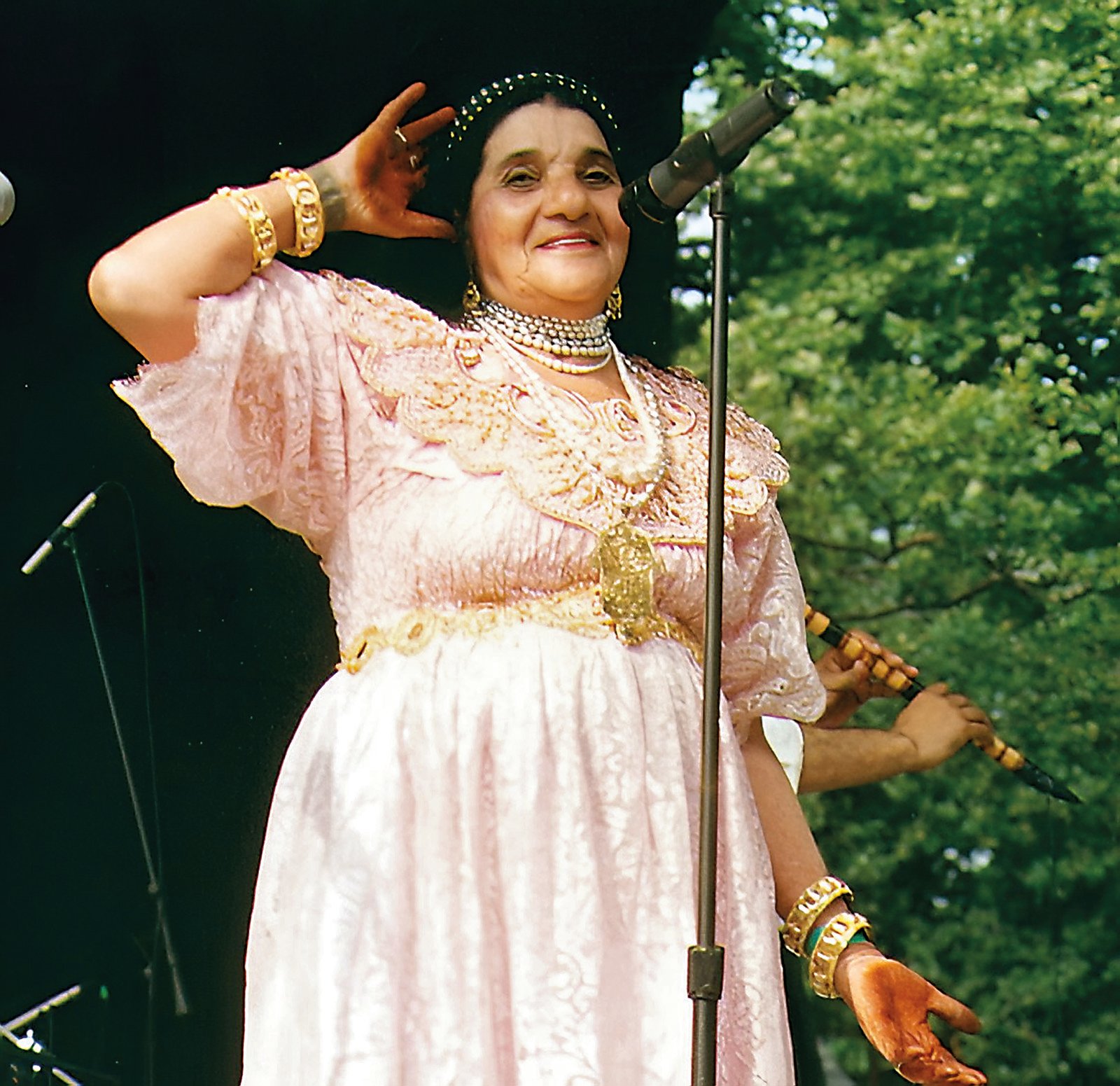 As her fame grew internationally, Remitti continued to perform wearing traditional Bedouin Algerian dresses, glittering gold shoes, gold jewelry and henna on both palms. By the early 2000s, she was well-known in Europe, and her first performance in the US came in the summer of 2002, where she appeared on an outdoor stage in New York’s Central Park. 