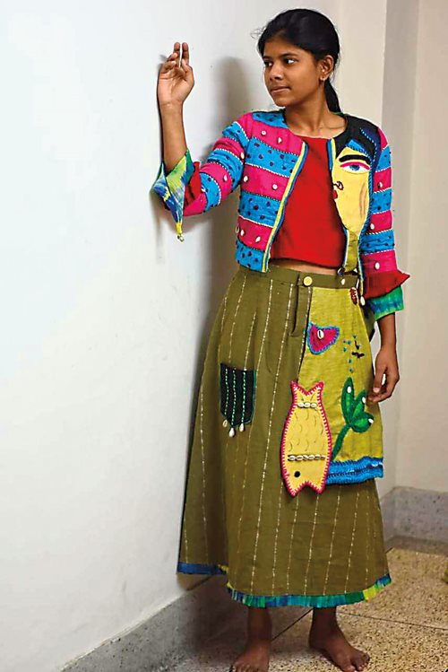 Jute fashion too is making headway among designers such as Nishat Tuly of Dhaka, whose designs, inspired by Bangladeshi painter Qayyum Chowdhury, embrace jute as sustainable fashion.